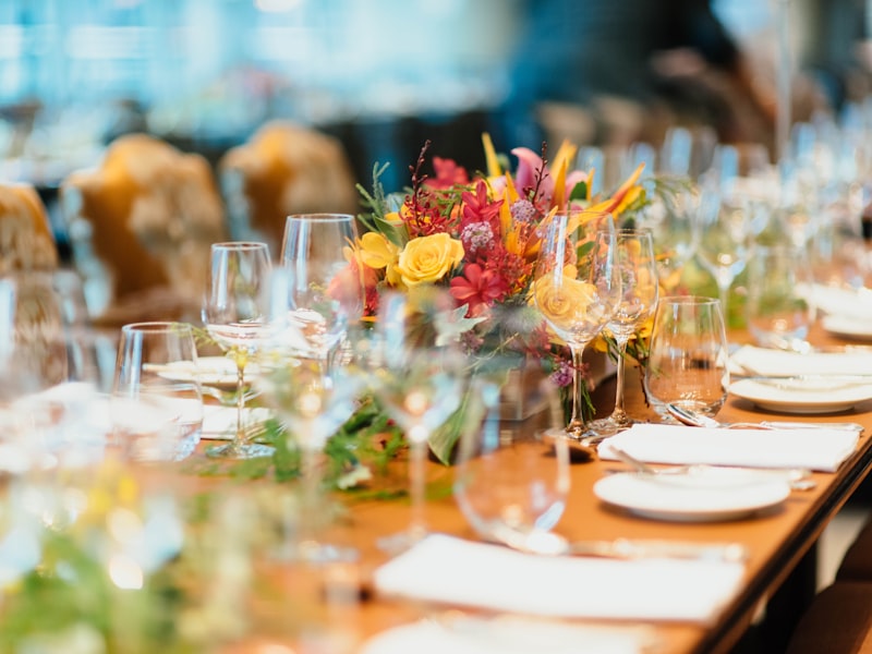 不同设计风格的足球俱乐部围巾整齐排列